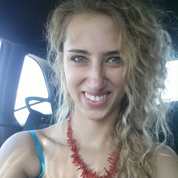 Meet your Posher, Kaitlen - Picture 2 of 2